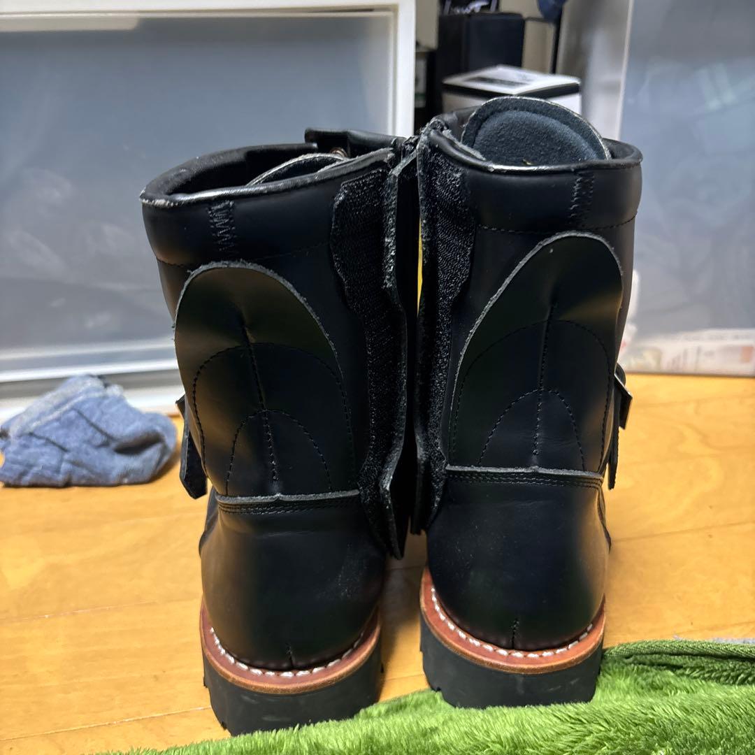 レザー製バックル付きブーツ