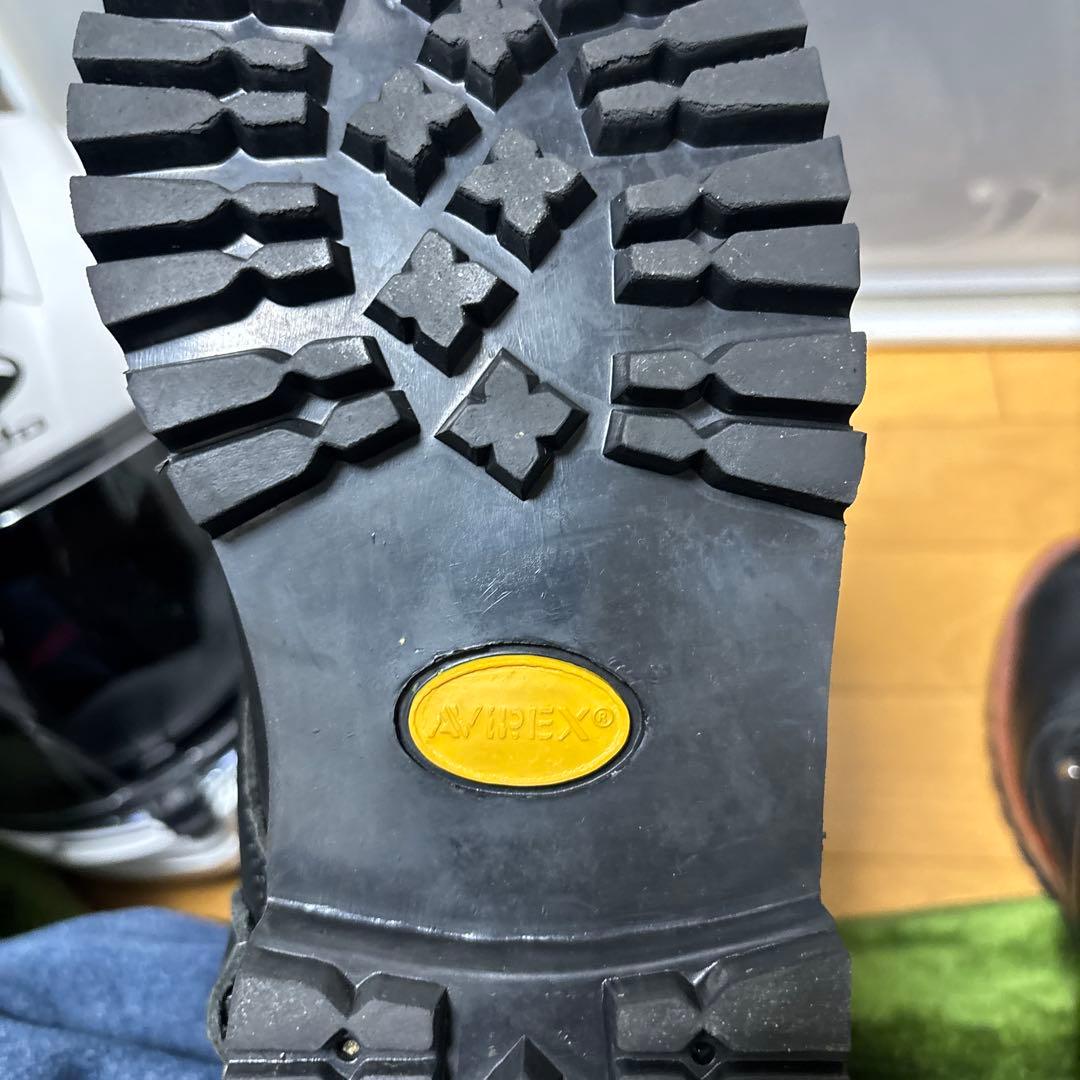 レザー製バックル付きブーツ