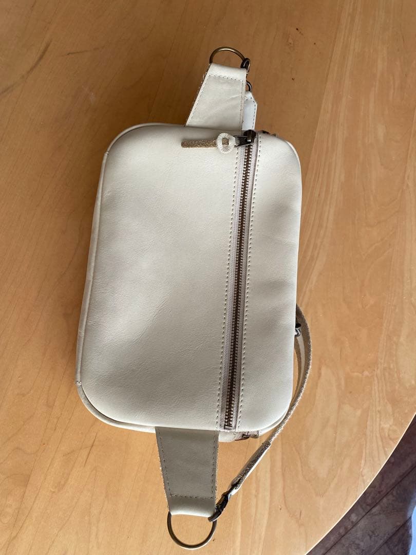 カンミ　Kanmi ボディバック　バニラ