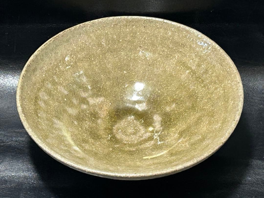 美しい古美術◾️蔵から深みのある緑色の釉薬が流れる上品で美しい平茶碗が出て来ました