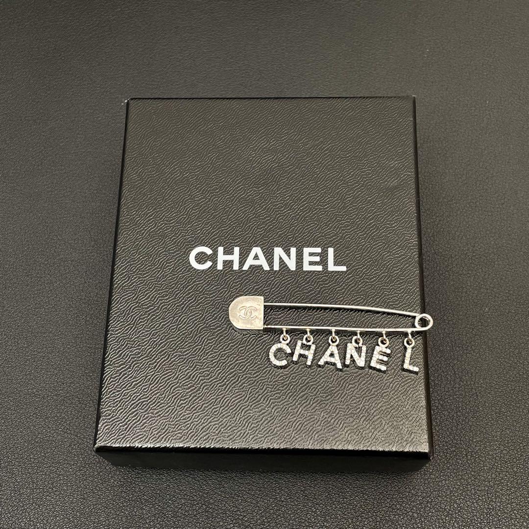 シャネル ロゴ ラインストーン ピン ブローチ コサージュ シルバー 01P