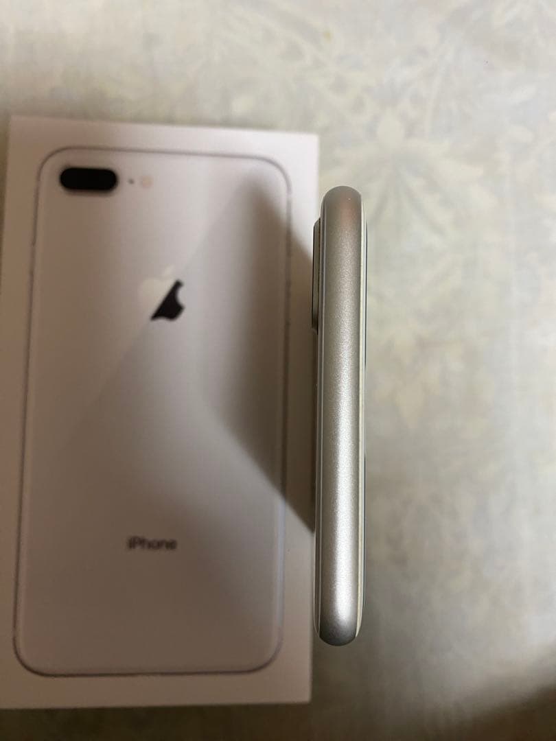 iPhone 8 plus 64GB SIMフリー ドバイ正規店モデル