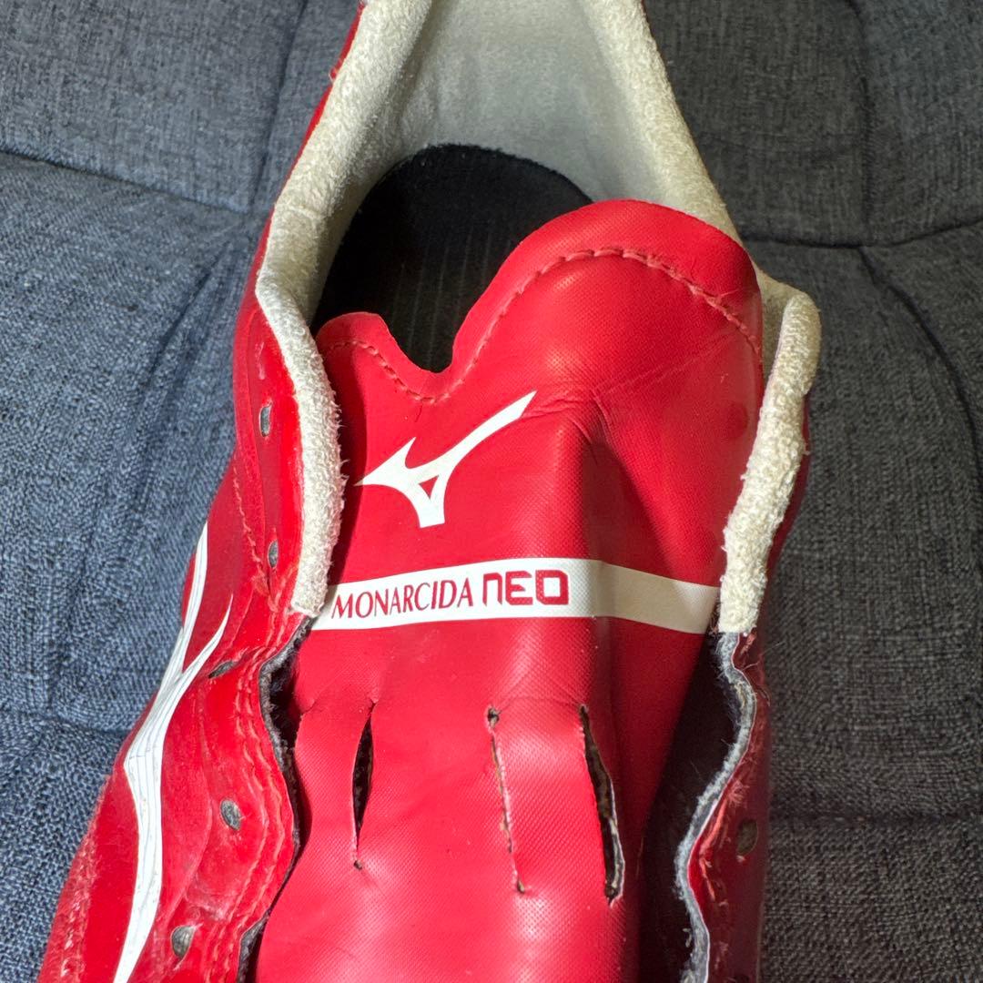 Mizuno Morelia Neo レッドサッカーシューズ