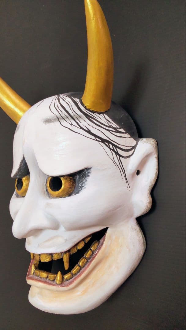 伝統的な能面 金色の角