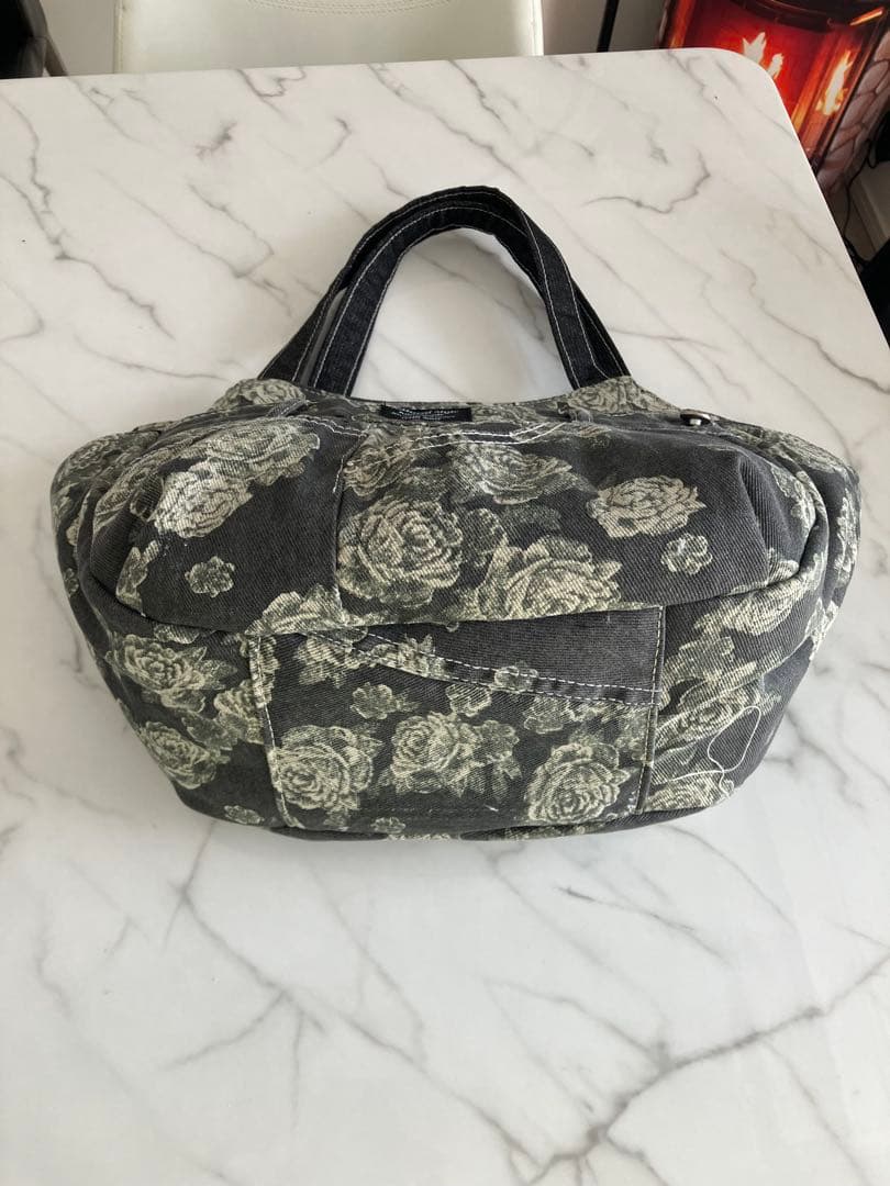 874 あつこ　大きめ黒花柄　デニムリメイクバック　ハンドメイド 2点