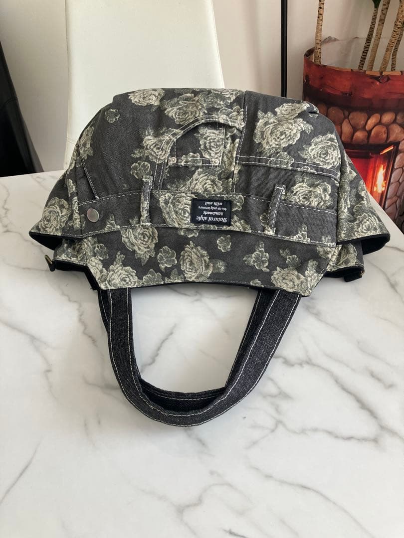 874 あつこ　大きめ黒花柄　デニムリメイクバック　ハンドメイド 2点