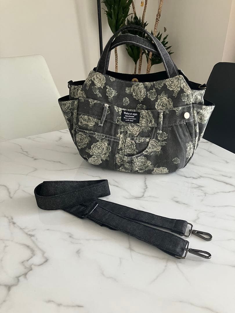 874 あつこ　大きめ黒花柄　デニムリメイクバック　ハンドメイド 2点