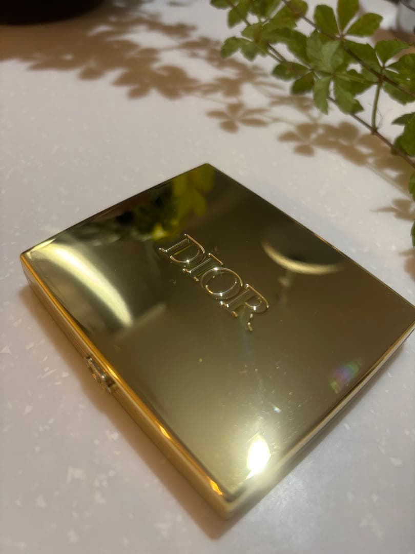 Dior アイシャドウ　ホリデー限定サンククルール912 プラムバレード