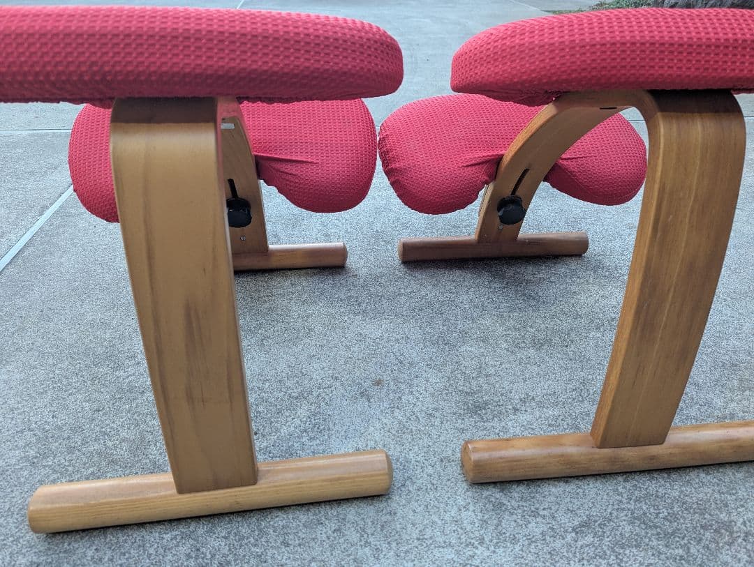 赤い姿勢矯正チェア