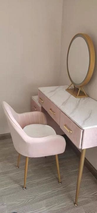 オシャレドレッサー　カラベロア調デスク引き出し3杯LEDミラー　椅子棚4点セット