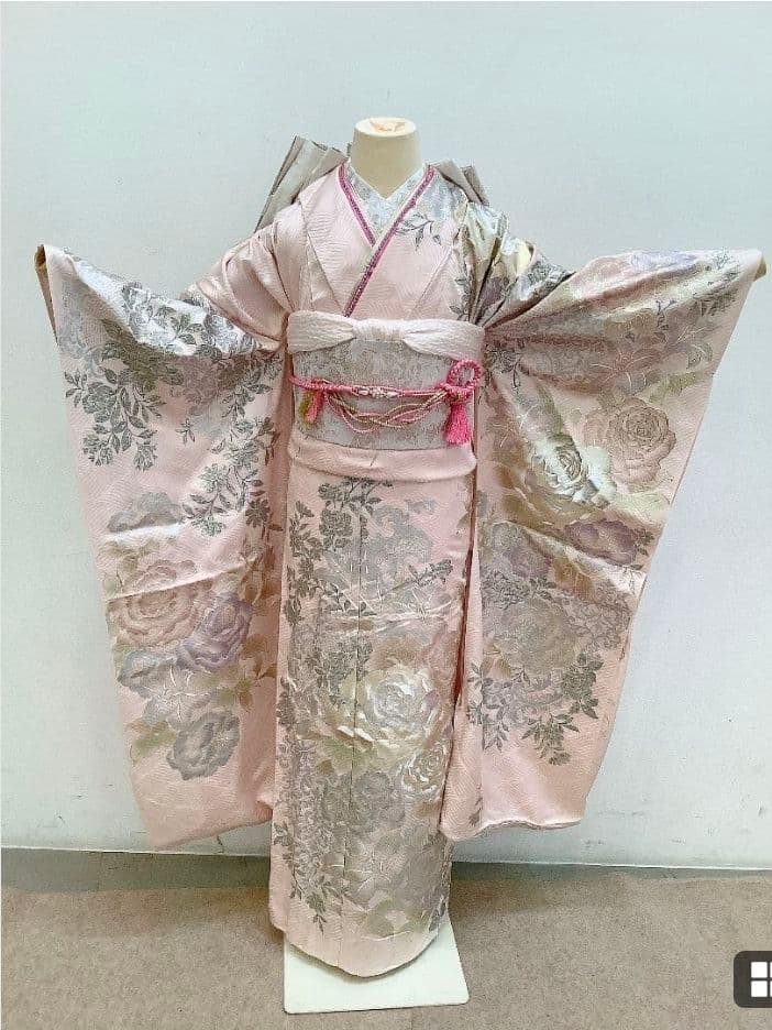 写真1枚目と2枚目の未仕立て 上品な水色の牡丹や菊の振袖フルセット　SACRA