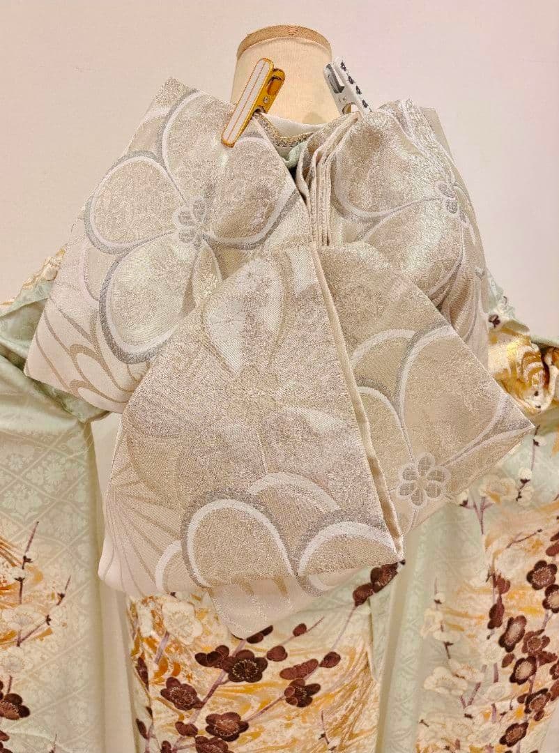 写真1枚目と2枚目の未仕立て 上品な水色の牡丹や菊の振袖フルセット　SACRA