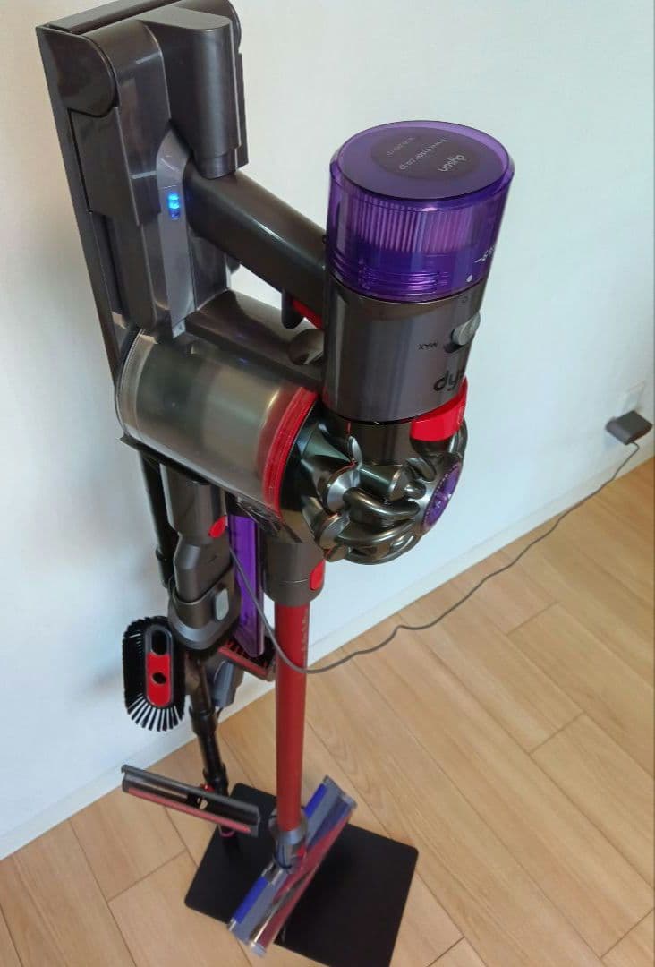 【値下げ】dyson v8 slim fluffy+ 本体　付属品　スタンド付き