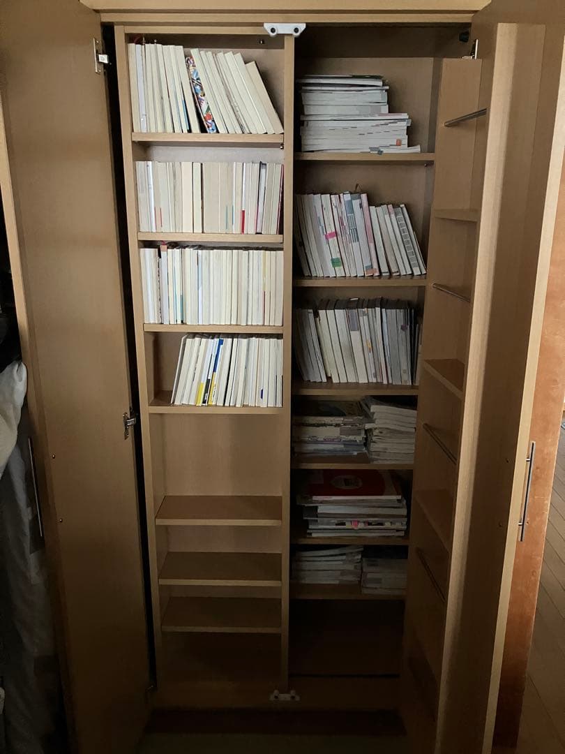 ナチュラル本棚 2扉 収納力抜群