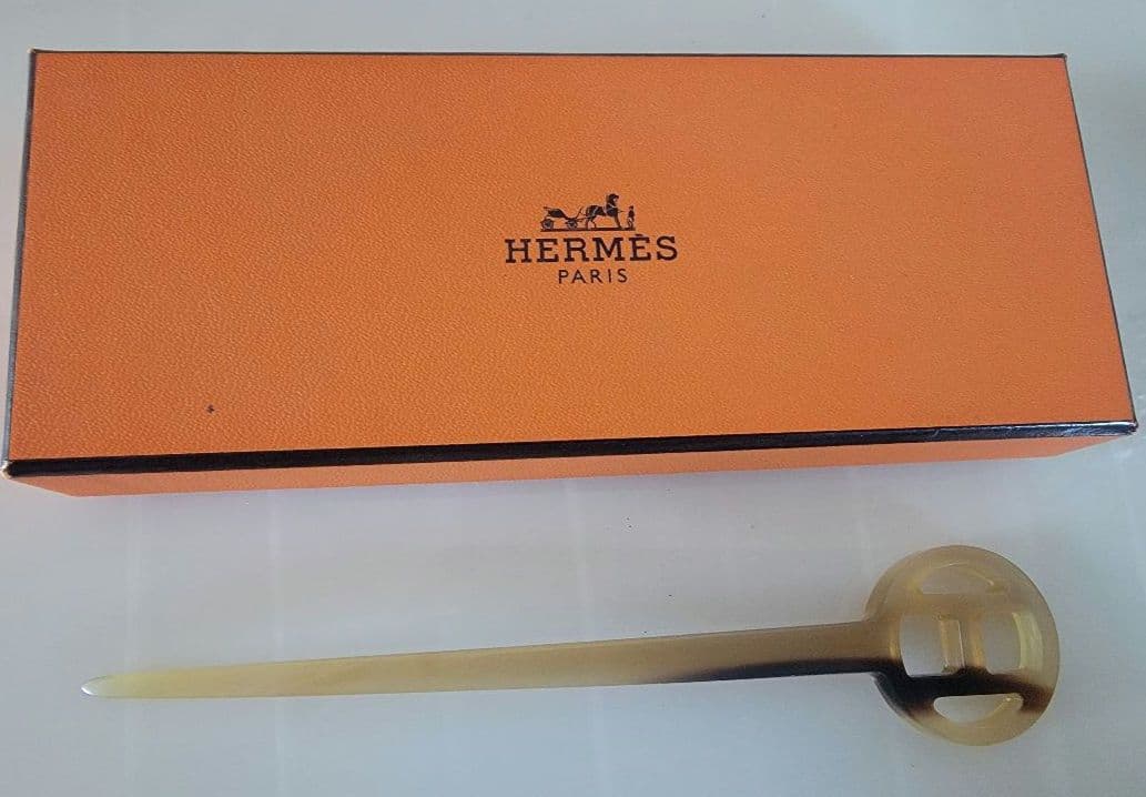 ひさひさ　HERMES ロカイユ ヘアピン Hロゴ ベージュ