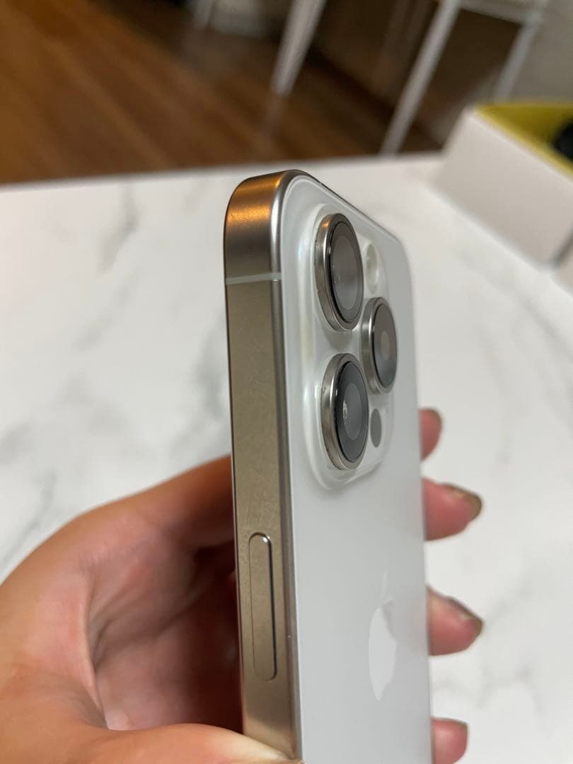 【美品/SIMフリー】iPhone15 Pro 256GB ホワイト 箱あり