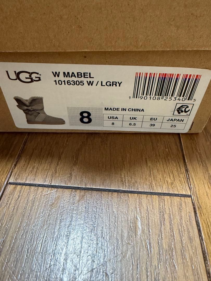 UGG グレー スタッズ付きムートンブーツ