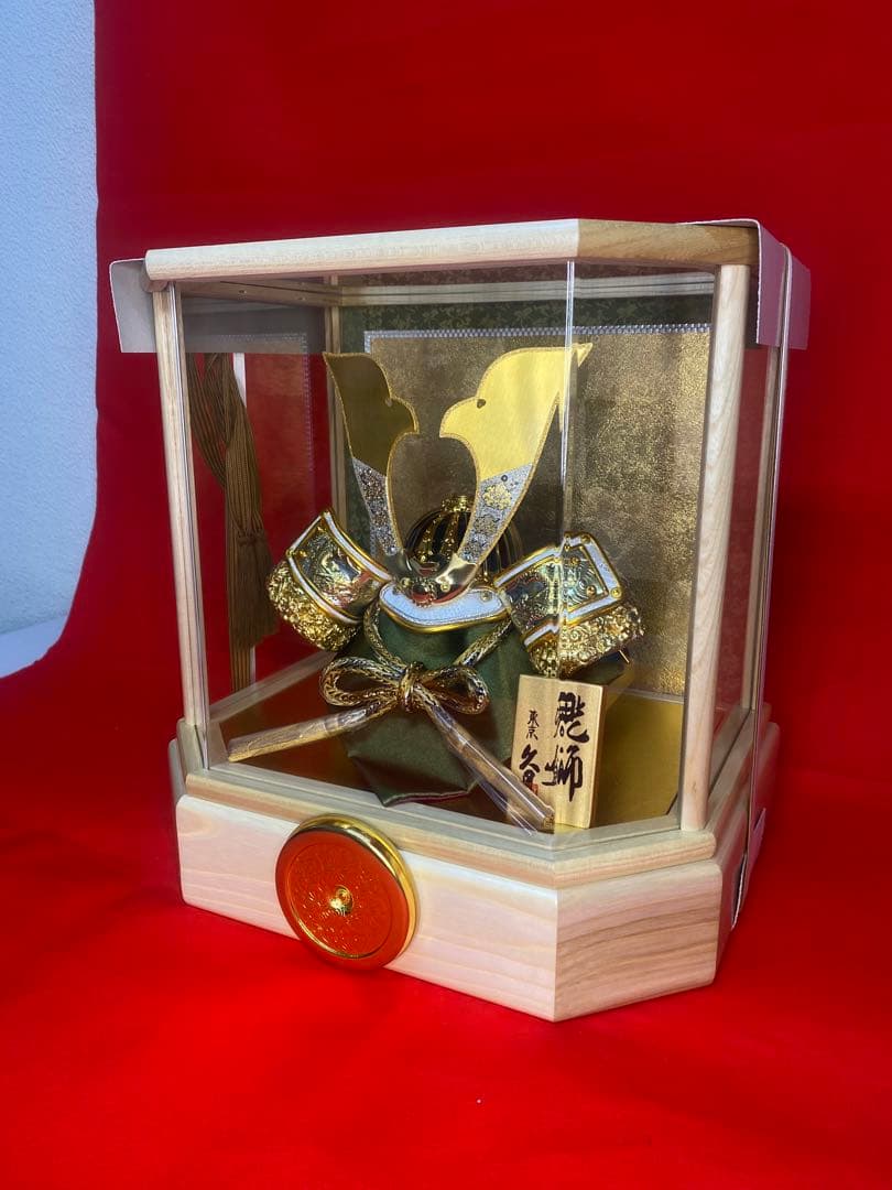 東京久月　五月人形　家紋付き兜飾り　白木六角形クリルケース入・コンパクトサイズ