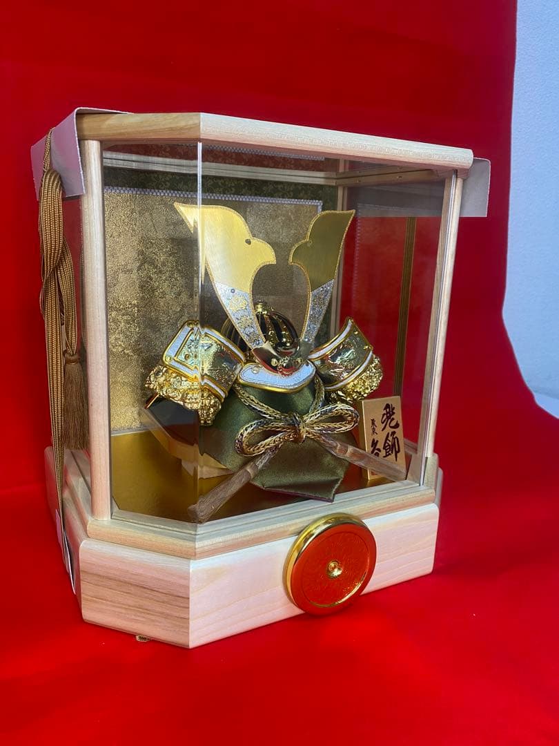 東京久月　五月人形　家紋付き兜飾り　白木六角形クリルケース入・コンパクトサイズ