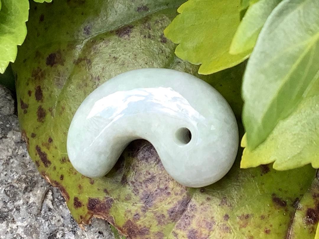 神様宿る✳氷の世界　糸魚川翡翠勾玉アイスジェイド　高額勾玉を卸し値段にて鑑別書付