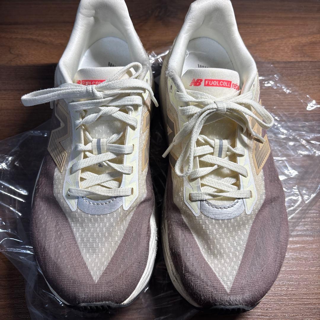 FuelCell Rebel スパイクシューズ ベージュ/ブラウン