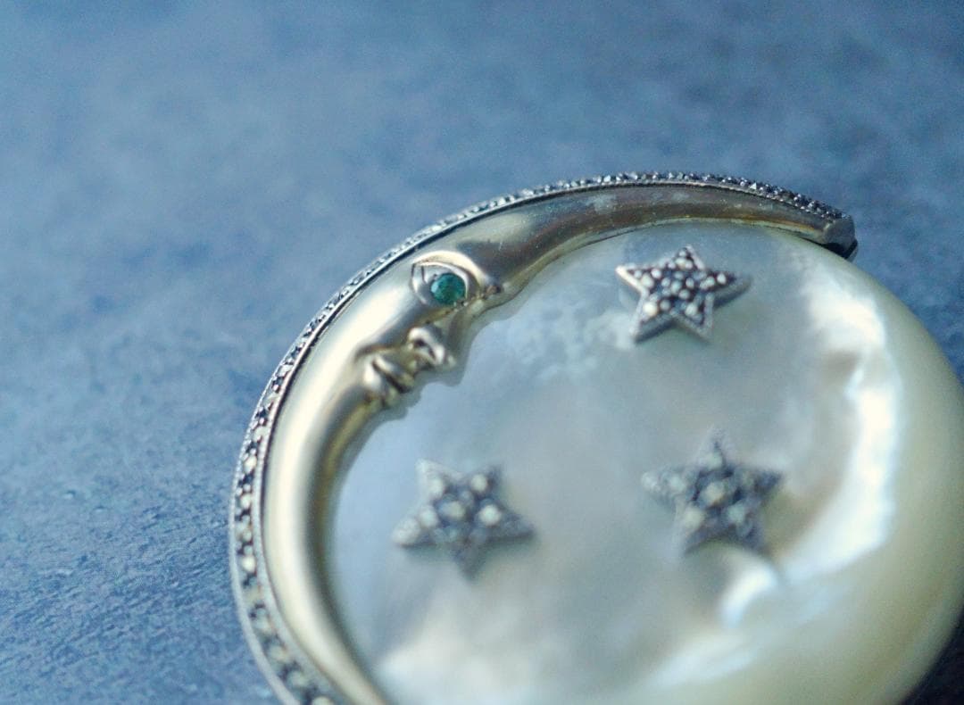 アメリカンヴィンテージ マザーオブパール エメラルドの瞳を持つ月 ブローチ 希少