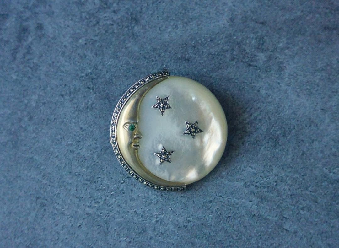 アメリカンヴィンテージ マザーオブパール エメラルドの瞳を持つ月 ブローチ 希少