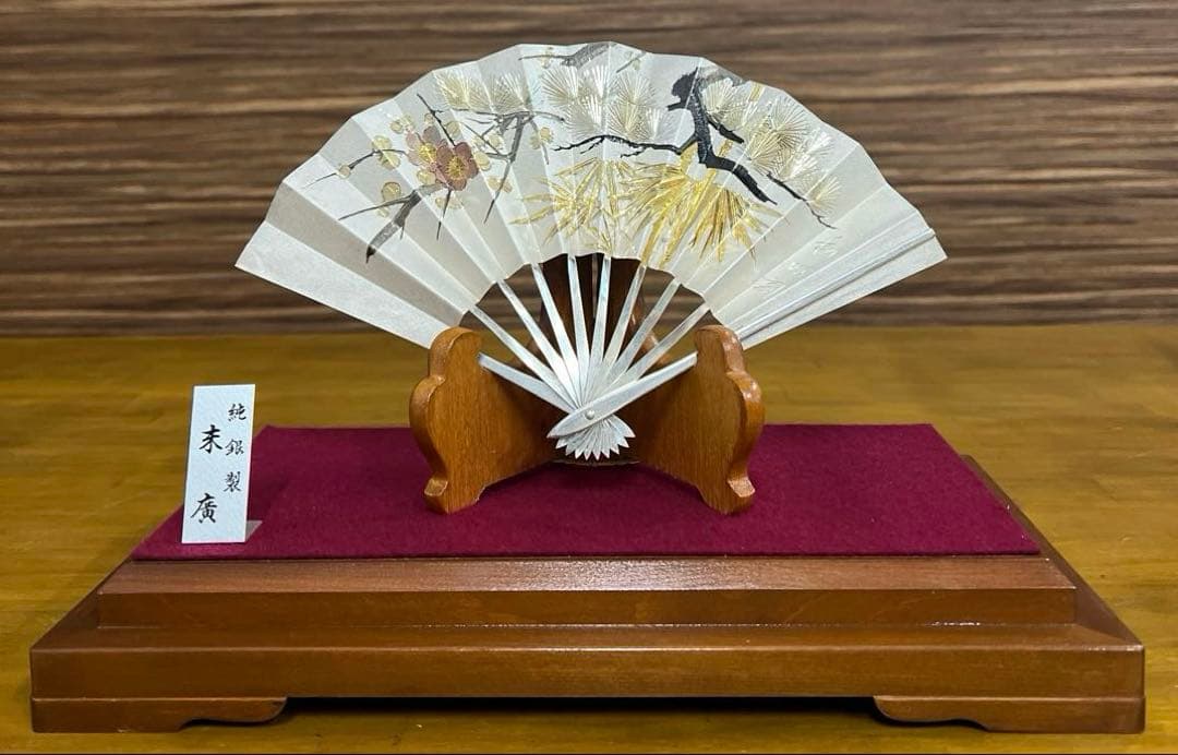 銀製　末廣置物　8号　扇面置物　利昭作　110ｇ　松竹梅　ガラスケース入り