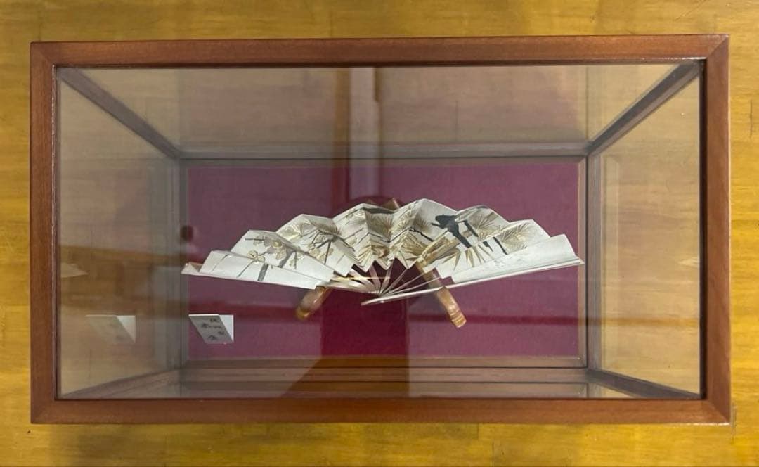 銀製　末廣置物　8号　扇面置物　利昭作　110ｇ　松竹梅　ガラスケース入り