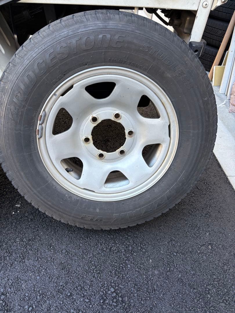 ブリヂストン スタッドレスタイヤ 195/80R15 ハイエース