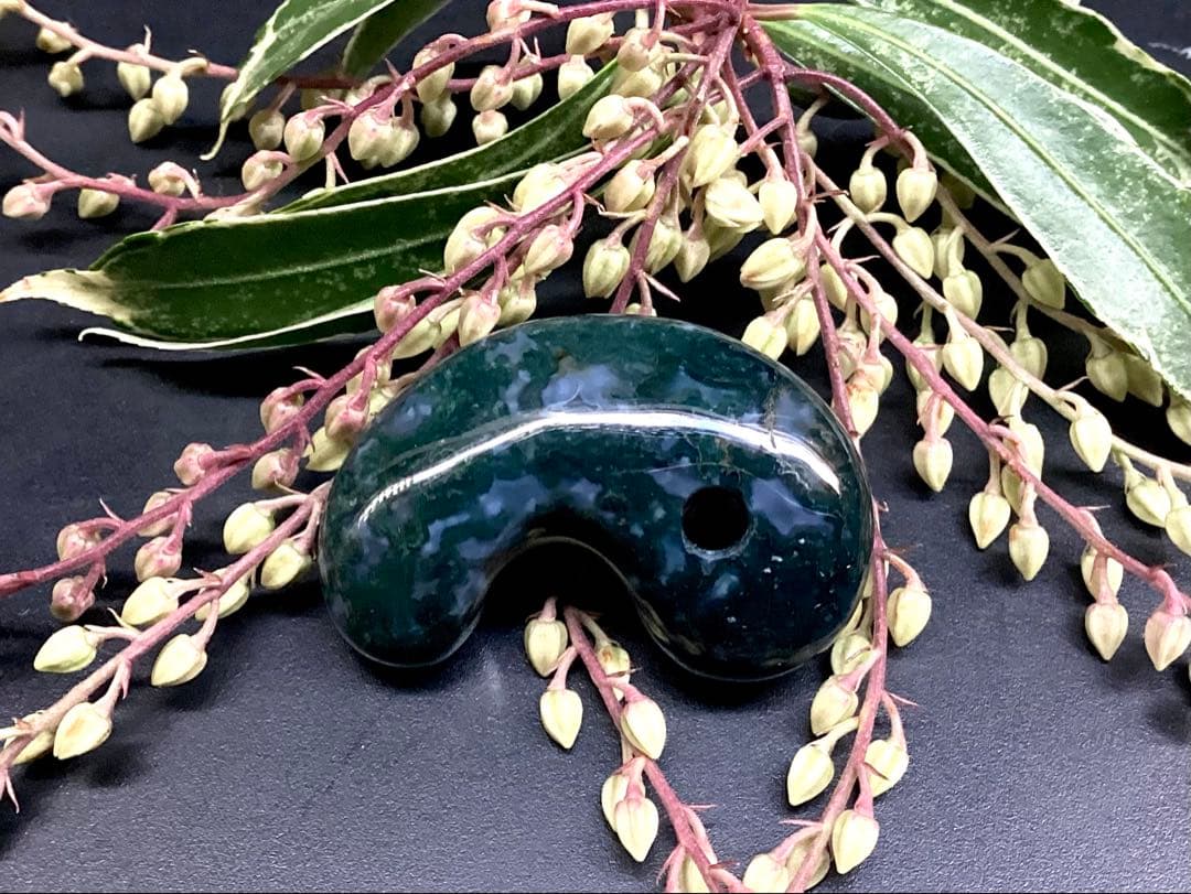 ✳最上位‼️出雲石【碧玉】勾玉　浮き草*雪輪のW文様入りのコレクション展示品お宝‼️