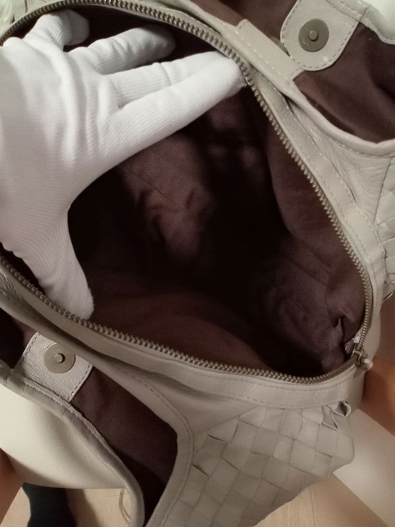 イントレチャート ショルダーバッグ 本革 / ゴート山羊革　グレージュ 肩掛け◎