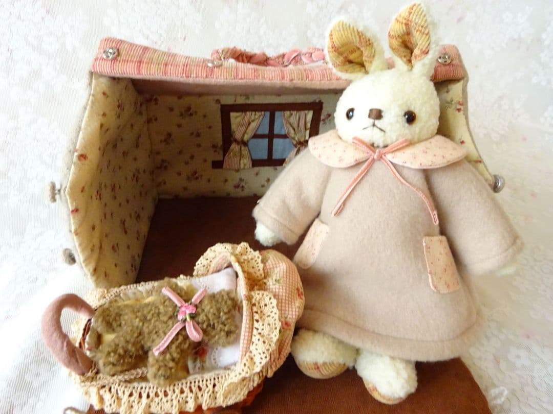 マニー　うさぎハウスコラージュ小物入れ　ぬいぐるみ　イマンローズウォールポケット