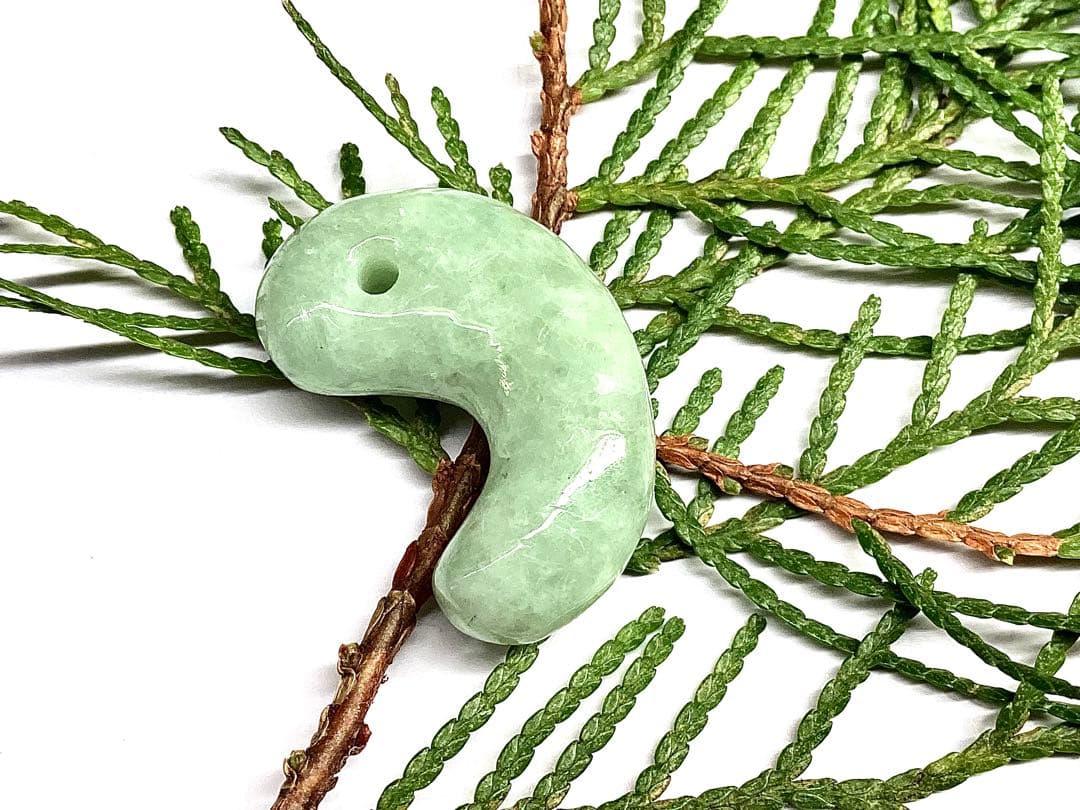 ✳糸魚川翡翠ジェダイト勾玉　希少*平塚古墳型 抜群の氷肌紋様の透過　ソーティング