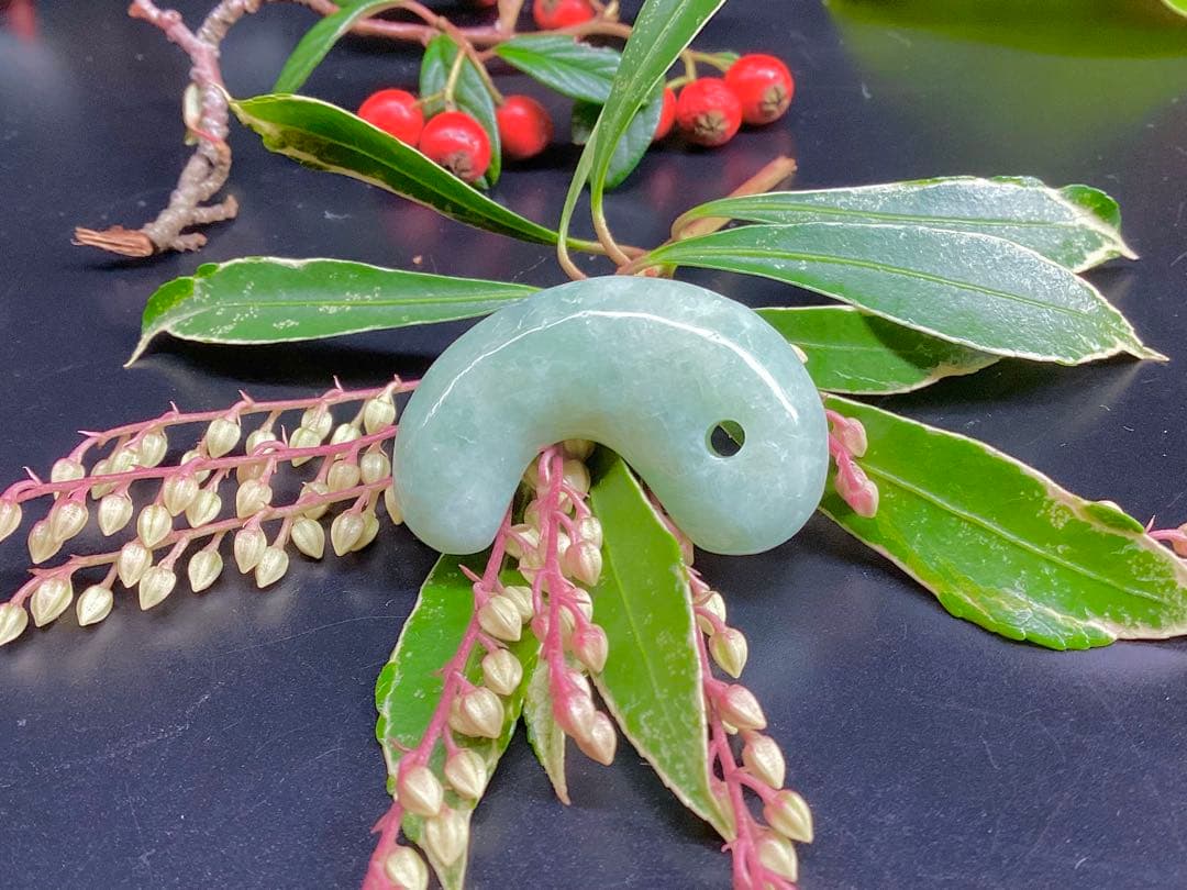 ✳糸魚川翡翠ジェダイト勾玉　希少*平塚古墳型 抜群の氷肌紋様の透過　ソーティング