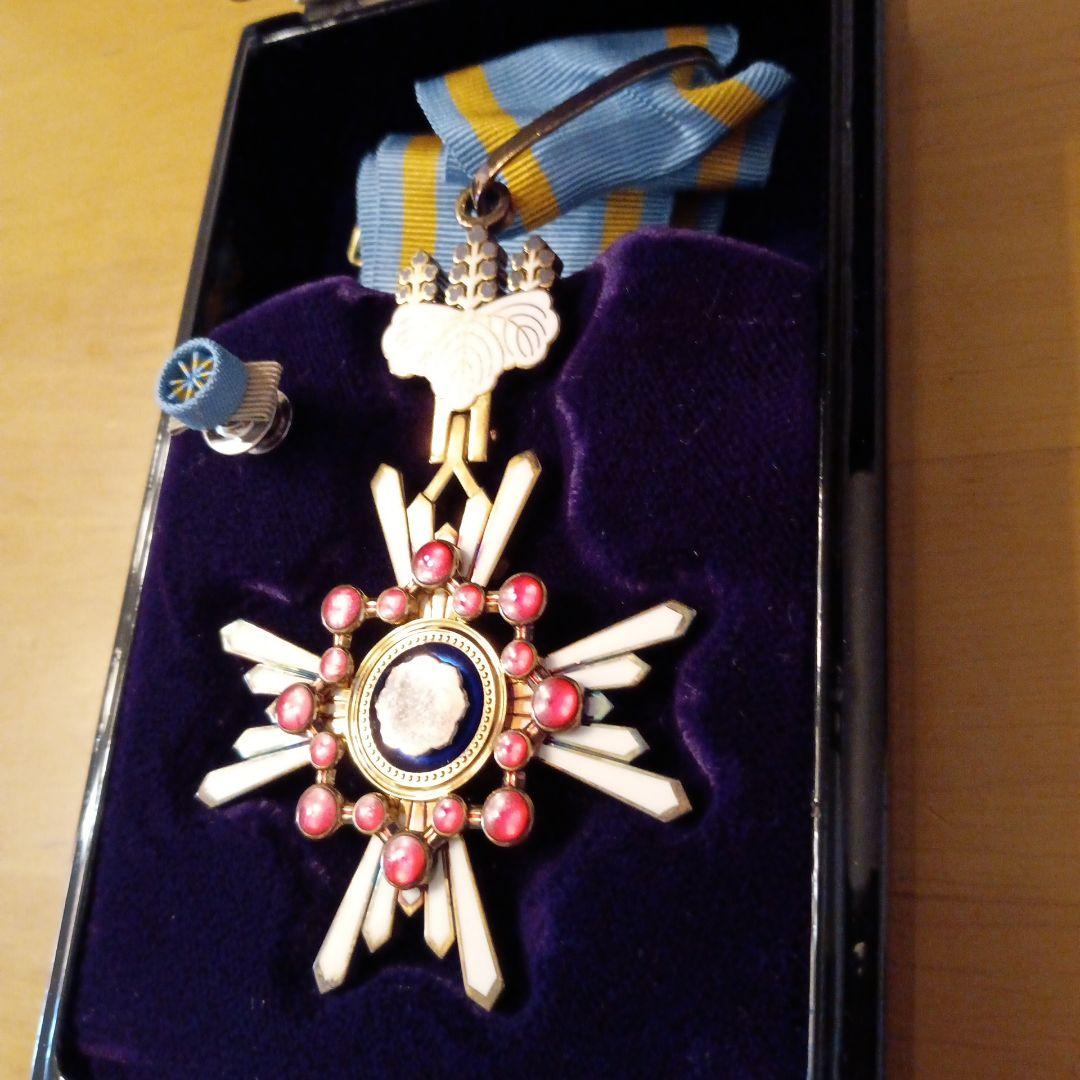 【極美品 完品】現行タイプ 新型 瑞宝中綬章 略章付 化粧箱入 勲三等 勲章