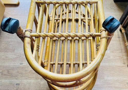 J【中古品】ラタン 籐 キャスター付ラック 2段　移動もラクラクです。