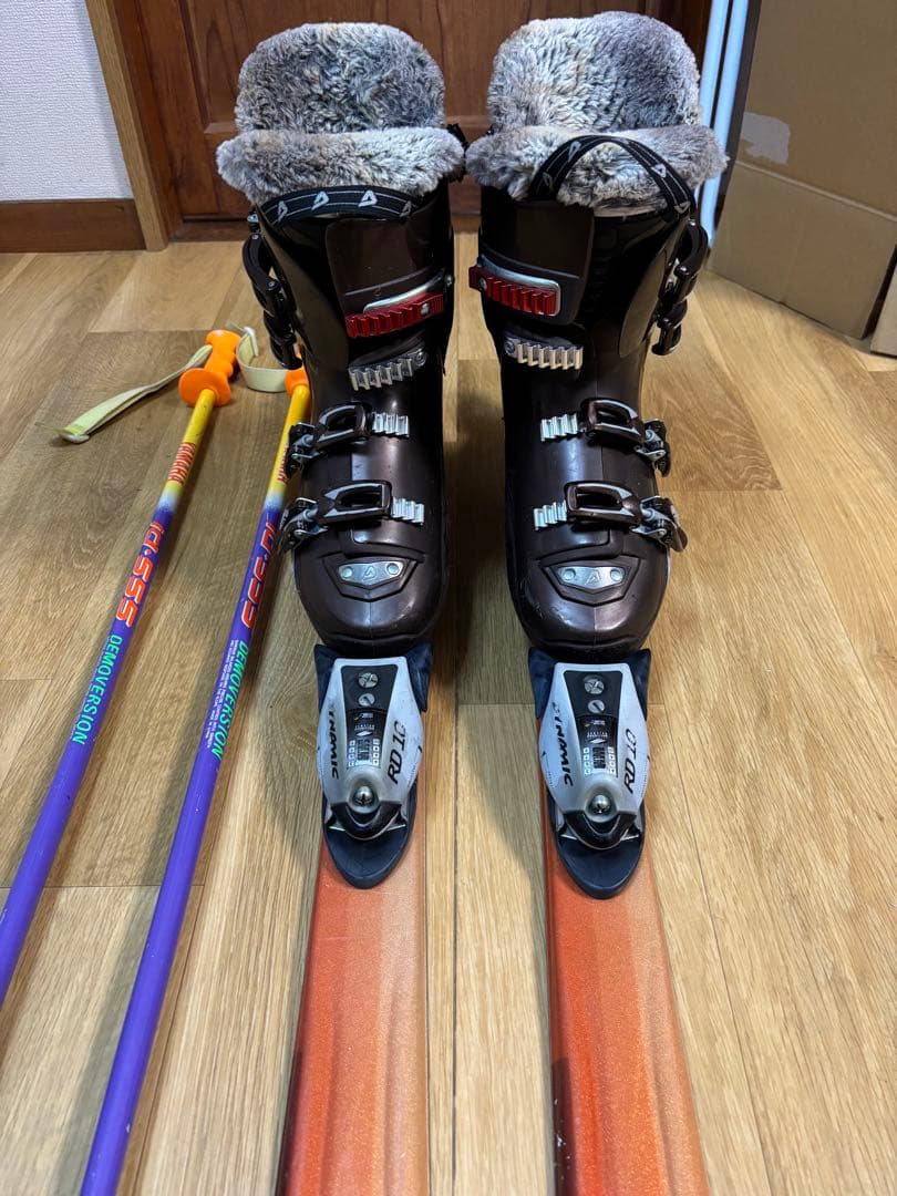 DOLOMITEドロミテのブーツ とAtomic スキー板とストックの３点セット