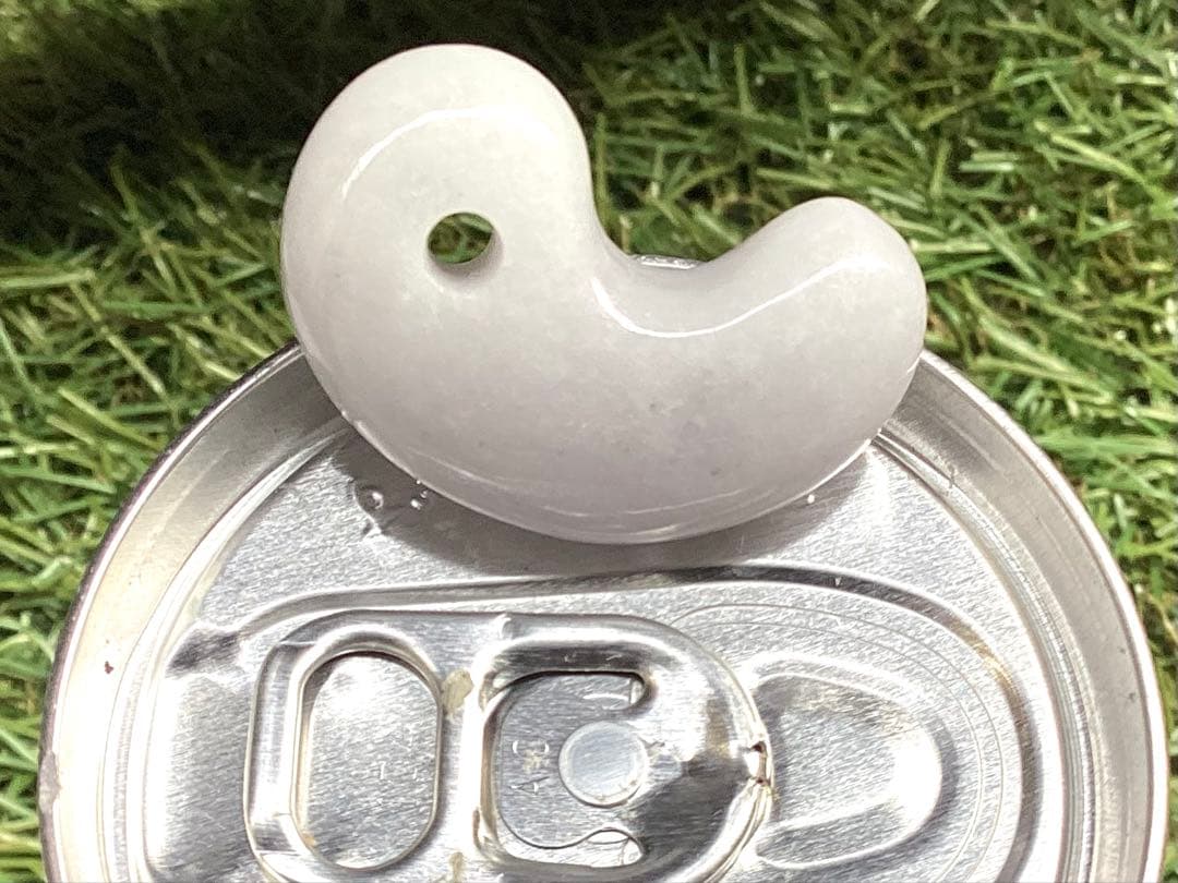 ✳白から秘めたラベンダー色へ‼️本物　糸魚川翡翠硬玉ジェダイト　お守りに　鑑別書付