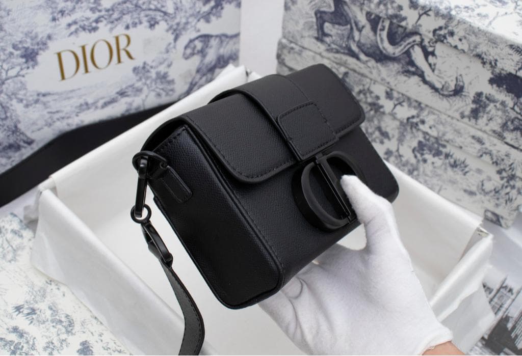 大人気！ブラック メッセンジャーバッグ