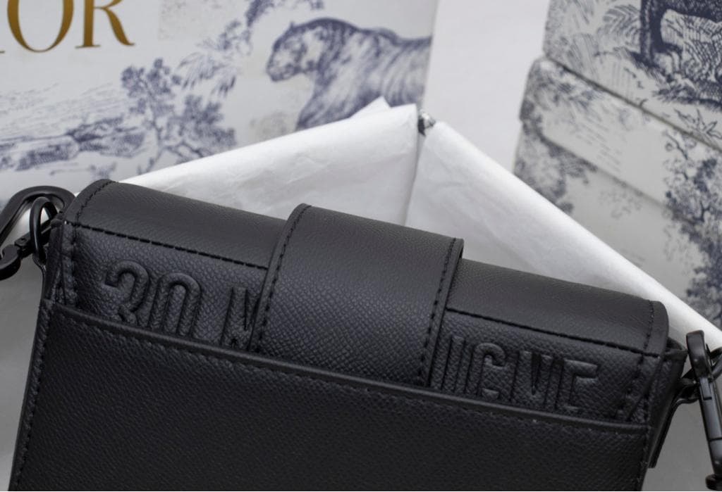 大人気！ブラック メッセンジャーバッグ