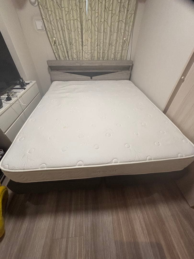 クイーン ベッドフレーム　マットレス