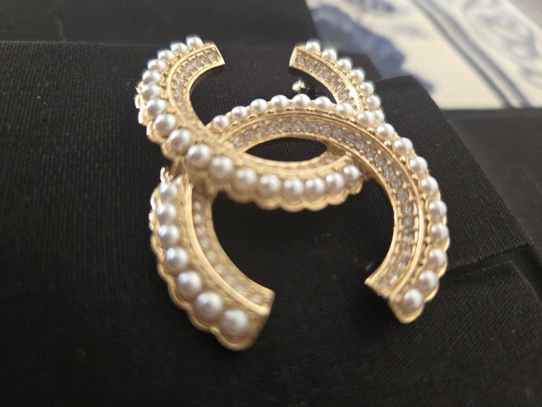 極美品❤CHANELブローチ◾CCロゴ◾ゴールドベース◾ラインストーン　パール