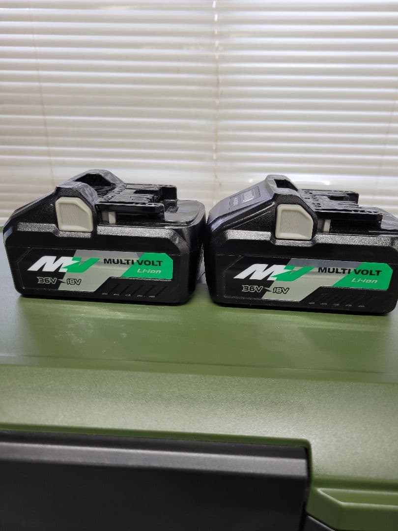 HIKOKI 冷温庫 デジタル表示 グリーン　電池２個付きです