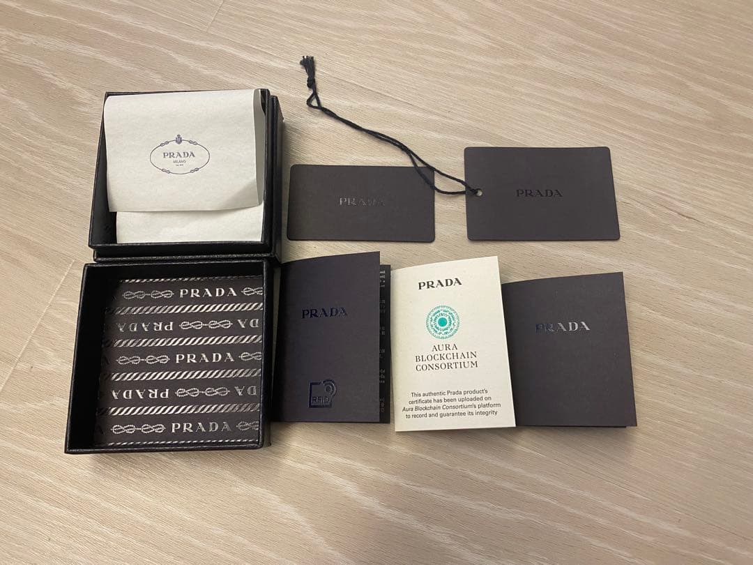 【美品】PRADA サフィアーノレザー キーホルダー チャーム
