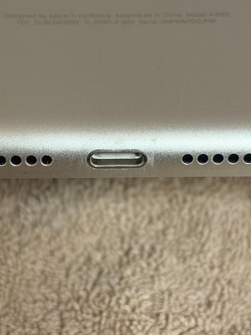 中古美品 iPad 第6世代 32GB Wi-Fi　MR7G2J/A　A1893