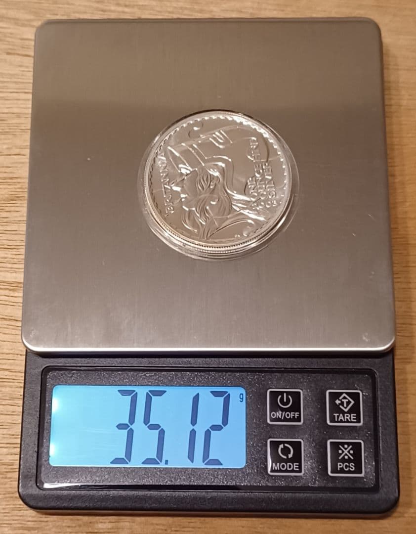 ブリタニア女神とエリザベス2世女王の2ポンド 大きめの銀貨 2003年 イギリス