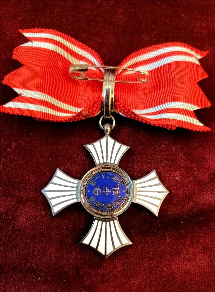 日本赤十字社 銀色有功章 バッジ 勲章 徽章 胸章 記章 メダル