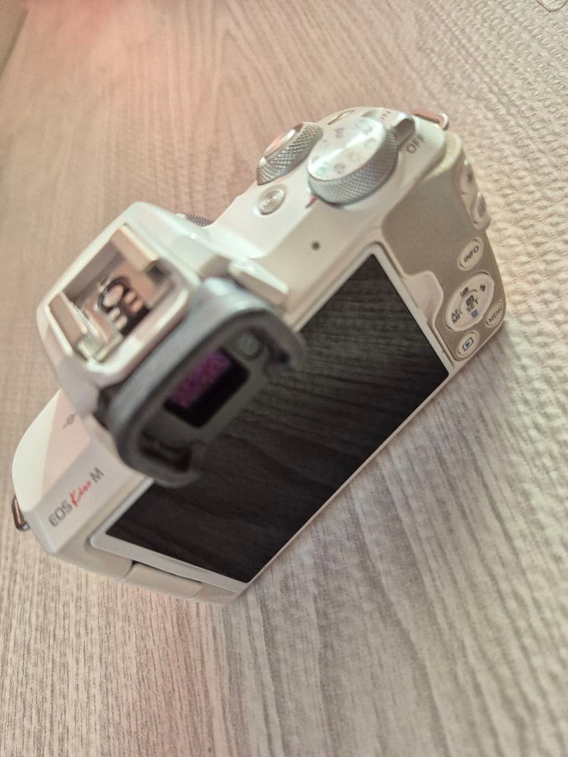 【動画撮影のみ可】Canon EOS Kiss M ホワイト 本体