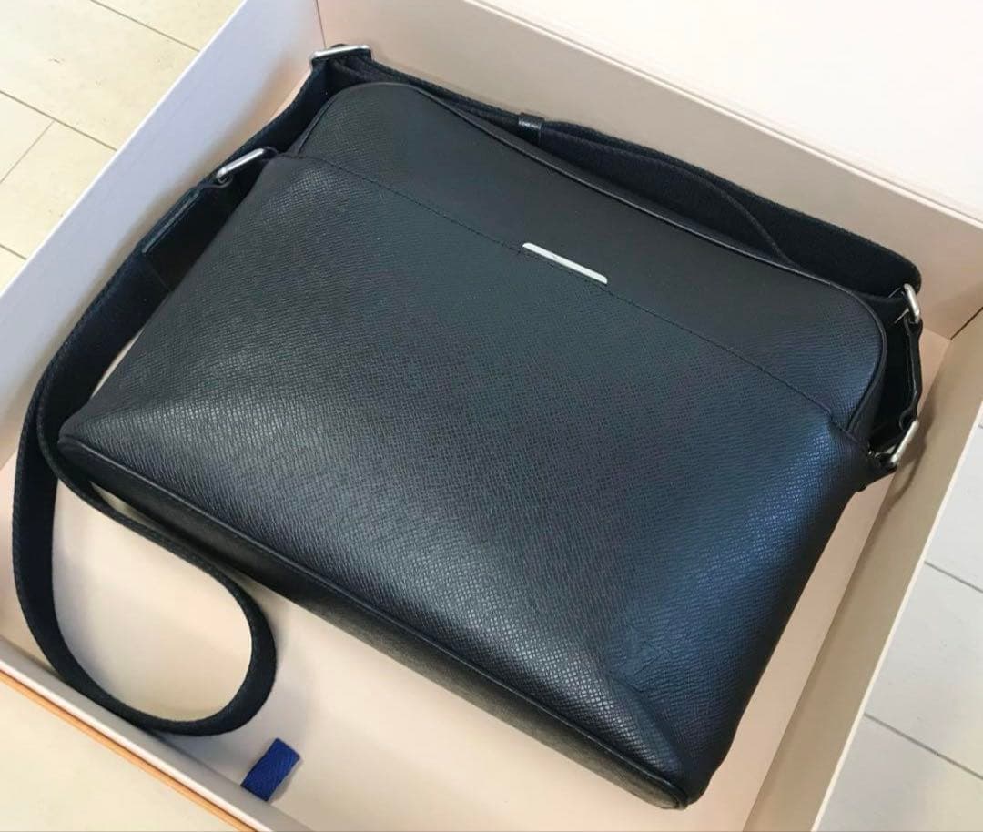 ちょこ Louis Vuitton Anton Taiga ショルダーPM